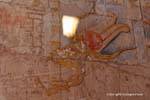 Hathor cabeça da vaca lambendo uma mão real, Templo de Hatshepsut, Egipto.