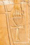 Mão segurando a cruz da vida (ou Ankh Ankh ou transversal), relevo, Templo de Hatshepsut, Egipto.