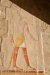 Anubis com o cetro foi (esquerda) e o ankh (à direita), Templo de Hatshepsut, Egipto.