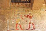 Templo de Hatshepsut, Chapel of Anubis, oferecendo-se para a parede policromada Horus, Egipto.