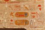 Cartuchos e símbolos hieróglifos pintados templo de Hatshepsut, Egipto.