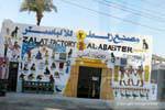 Zalat fábrica fachada pintada, novas Qurna, Egipto.