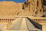 A rampa do terraço superior, Templo de Hatshepsut, Egipto.