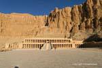 Pórticos visto a partir do segundo pátio, Templo de Hatshepsut, circo Deir el-Bahari, Egipto.
