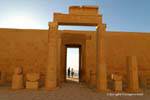 Porta em granito rosa, chamado Amon esplêndidos monumentos, vista de dentro do pátio atrás do terceiro quadro, Templo de Hatshepsut, Egipto.