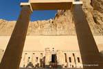 O acesso ao pórtico diante do templo de Amon, Hatshepsut, quinta rainha da XVIII Dinastia, Egipto.