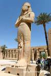 Estátua de Ramsés II usurpado por Pinedjem I, Templo de Karnak, Egipto.