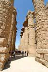 A entrada para o grande salão com colunas, templo de Amon, Karnak, Egipto.