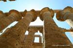 Capitais do majestoso Hypostyle Hall, templo de Amon, Karnak, Egipto.
