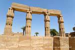 Colunas de lótus fechados, cidade de Mut, templo de Karnak, Egipto.