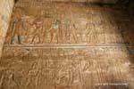 Fresco de deuses e faraó com restos de tinta, Templo de Karnak, Egipto.