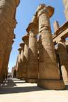 Colunata do grande salão com colunas do templo de Amon, Karnak, Egipto.