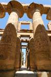 Colunas de papiro no salão dedicado a Amon-Rá, templo de Karnak, Egipto.