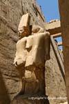 Duplo estátua de Amun de Tutankamon traços, Templo de Karnak, Egipto.