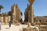 Templo de Karnak, vista do jardim da frente do grande salão de pilares, Egipto.