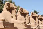 Esfinges com cabeça de carneiro, divindades cabeça de carneiro do panteão egípcio, templo de Karnak, Egipto.