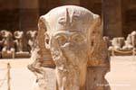 Faraó desfigurado estátua, templo de Karnak, Egipto.