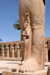 A reconstrução da casa princesa Bentata, colocado entre as pernas de Ramses II (Bent-Anat), templo de Karnak, Egipto.