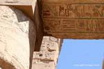 Hieróglifos da cor em um lintel, templo de Karnak, Egipto.