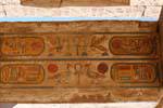 Cartuchos coloridos ao redor do Ankh, templo de Karnak, Egipto.