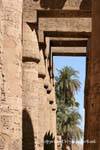 Umbels fechado colunas, arquitetura do salão hypostyle, templo de Karnak, Egipto.