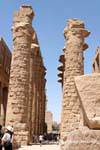 Colunas de pedra empilhadas, templo de Karnak, Egipto.