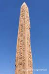 Concentre-se no obelisco de Tutmés I, Templo de Karnak, Egipto.