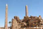 Obelisks de Hatshepsut e Tutmés pátio entre a terceira e quarta pilão, templo de Karnak, Egipto.