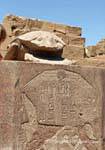 Scarab feita de granito rosa pelo faraó Amenhotep III, perto do lago sagrado do templo de Karnak, Egipto.