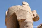Concentre-se no fragmento de uma escultura colossal, templo de Karnak, Egipto.