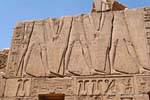 De mãos dadas, corte fresco, templo de Karnak, Egipto.