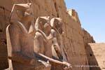 O grupo de três estátuas, sétimo pilão, templo de Karnak, Egipto.