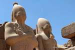 Dois dos quatro colossos em granito rosa que enquadrar a porta do sétimo pilão, templo de Karnak, Egipto.