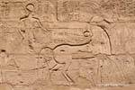 Faraó fresco dirigindo seu carro, templo de Karnak, Egipto.