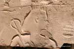 Rei segurando o bastão ou cross heka com o flagelo, Karnak, Egipto.