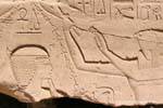 Horus eo rei da barba falsa, relevo, Templo de Karnak, Egipto.