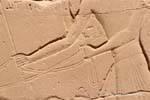 Fragmento de alívio, o braço segurando as rédeas, templo de Karnak, Egipto.