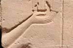Mão segurando um fragmento oferecendo alívio, templo de Karnak, Egipto.