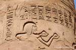 Relevo em uma coluna do grande salão hipostilo, Karnak, Egipto.