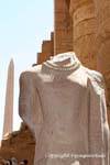 Estátua decapitado usando um colar, templo de Karnak, Egipto.