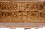 Outros lintel simbólico templo colorido de Karnak, Egipto.