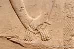 Elegância da arte egípcia, as mãos se encontram, Karnak, Egipto.