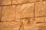 Joelhos Sethi fazer uma oferenda, templo de Karnak, Egipto.