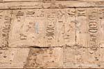 Marcas de cor em sentou segurando Faraós foi cetro, emblema do nomo de Tebas, Karnak, Egipto.