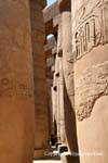 Entre as colunas do salão hypostyle da delegacia de Amon-Re, Karnak, Egipto.