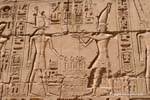 Oferta de cena sphynx Horus pelo rei, relevo, Templo de Karnak, Egipto.