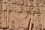 Alívio da oferta ao deus do rei, cercado por cartuchos com hieróglifos, Karnak, Egipto.