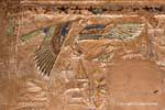 Horus voar com as cores no céu à noite, Akh-menu, templo de Karnak, Egipto.