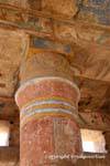 Akh-menu, uma coluna decorado no salão, templo de Karnak, Egipto.