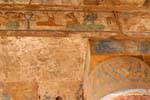 Decoração na parte superior da coluna e verga, tempo cores Akh-Menou, Karnak, Egipto.